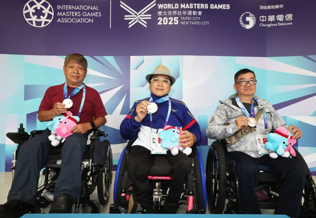 ▲在「2025雙北世界壯年運動會」射擊項目首日，台灣帕拉奧運國手劉文章（中）於帕拉10公尺空氣步槍項目中奪金，隊友陳國秀、梁以諾亦分別獲得銀、銅牌。（圖／世壯運執委會提供）