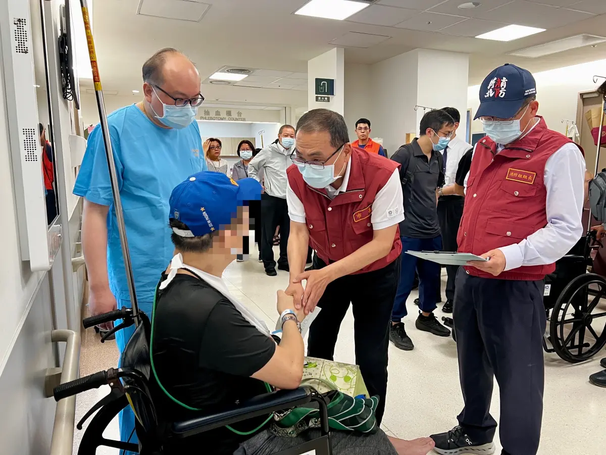 ▲新北市長侯友宜多次赴醫院探視三峽車禍的傷者與家屬。（圖／新北市政府提供）