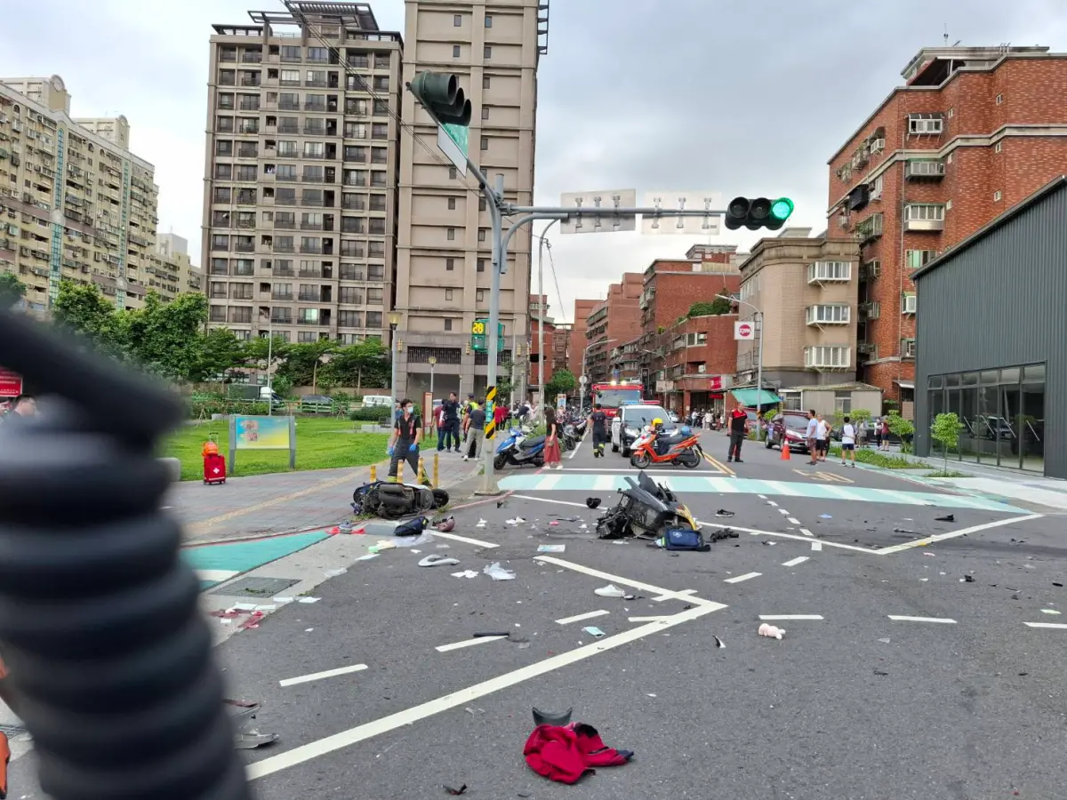 ▲三峽重大車禍，Threads上各種現場狀況分享，有人問吐血能不能CPR，醫師蘇聖文表示「別想這麼多了」。（圖／新北市消防局提供）