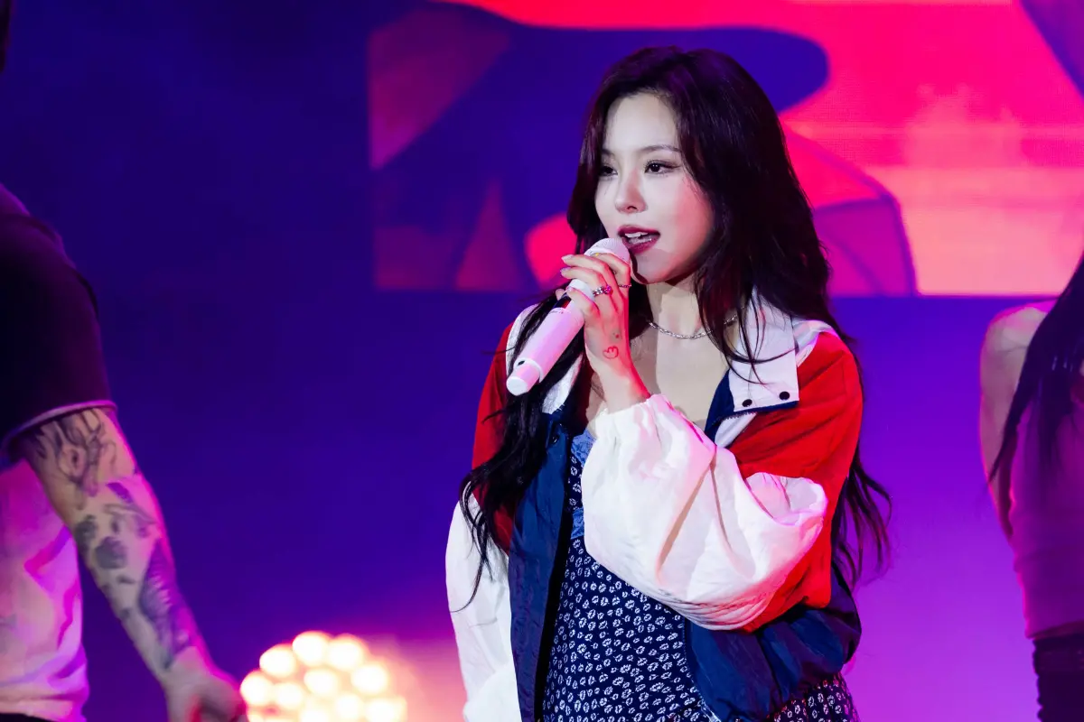 ▲MAMAMOO輝人（如圖）、VIVIZ來台參加《MIXPOP CONCERT》拼盤演唱會，場上大玩爆紅迷因「露比醬～嗨！」。（圖／ 網銀國際影視）