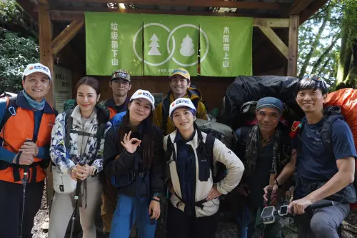 台灣大攜手金鐘獎實境節目《上山下海過一夜》,挑戰台灣第二高的高山湖泊嘉明湖。(第一排由左至右為台灣大工程師鄒耀光、主持人雷艾美、德國探險家Hong Trinh Geyer、登山家詹喬愉、嚮導卓福星、主持人阿傑哥,第二排由左至右為台灣大工程師黃柏寧、主持人Max)(圖/台灣大哥大提供) ▲台灣大攜手金鐘獎實境節目《上山下海過一夜》,挑戰台灣第二高的高山湖泊嘉明湖。(第一排由左至右為台灣大工程師鄒耀光、主持人雷艾美、德國探險家Hong Trinh Geyer、登山家詹喬愉、嚮導卓福星、主持人阿傑哥,第二排由左至右為台灣大工程師黃柏寧、主持人Max)(圖/台灣大哥大提供)
