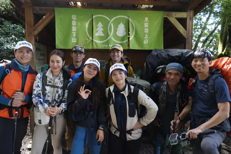 ▲台灣大攜手金鐘獎實境節目《上山下海過一夜》，挑戰台灣第二高的高山湖泊嘉明湖。(第一排由左至右為台灣大工程師鄒耀光、主持人雷艾美、德國探險家Hong Trinh Geyer、登山家詹喬愉、嚮導卓福星、主持人阿傑哥，第二排由左至右為台灣大工程師黃柏寧、主持人Max)（圖／台灣大哥大提供）