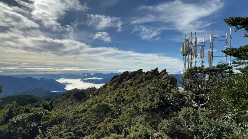 ▲工程技術團隊歷經2年努力，搬運逾90公噸設備上山，建置嘉明湖基地台。（圖／台灣大哥大提供）