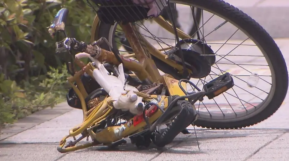 ▲日本大阪一名老翁從高樓墜落，當場壓到路過腳踏車騎士，兩人雙雙身亡，腳踏車也變形。（圖／翻攝自X@livedoornews）