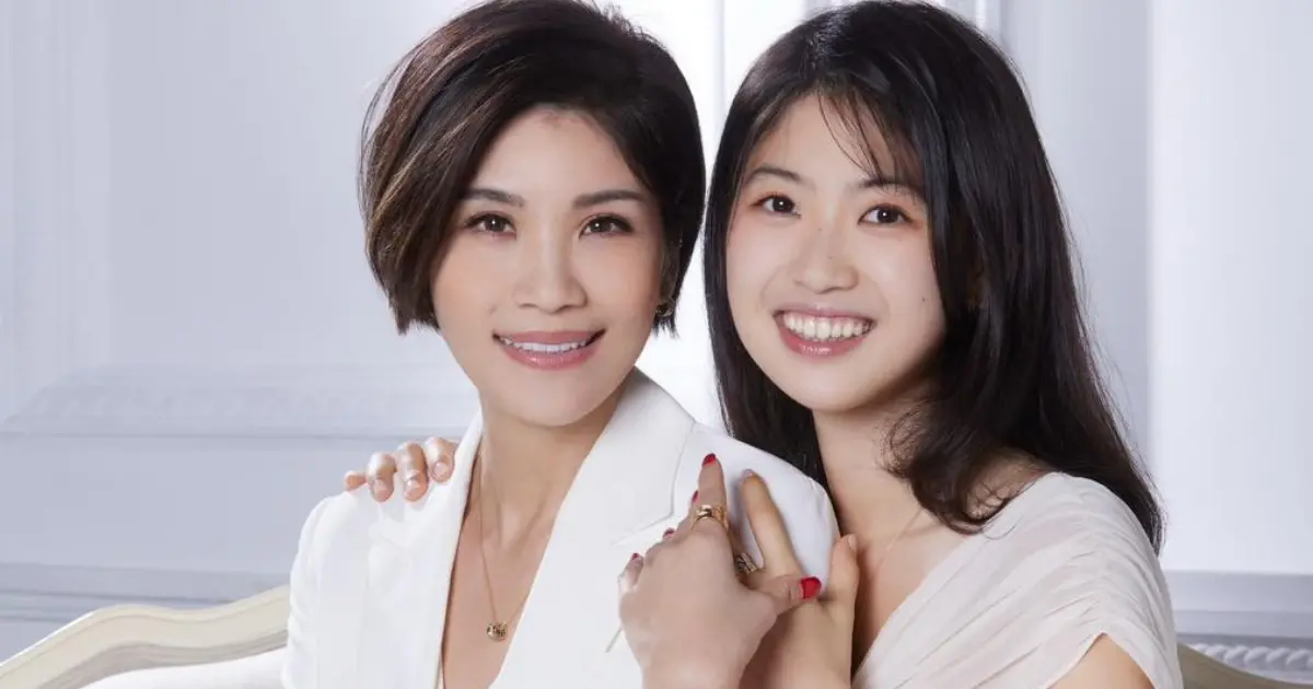 ▲前新聞主播蔣雅淇（右）在2013年喪夫後獨自扶養3名子女。近日，她飛往美國出席大女兒關愛（左）的畢業典禮，開心見證女兒自全美頂尖的賓州大學華頓商學院畢業，並驕傲表示女兒以金融、統計、經濟三主修優異成績順利完成學業。（圖／蔣雅淇臉書）