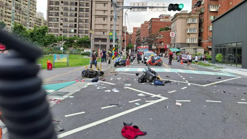 三峽重大車禍！男子接女兒下課路口險遭撞　從旁削過生死一瞬間曝