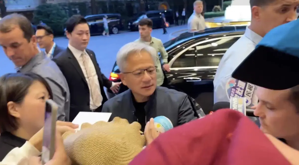 ▲黃仁勳19日行程依舊馬不停蹄，晚間將拜訪張忠謀夫婦。（圖╱翻攝畫面）
