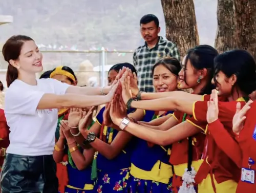 ▲安妮（最左）走進尼泊爾偏鄉，看見孩子需要希望，也因此找到人生新目標。（圖／旅遊真台灣 Lena & Patrick YT）