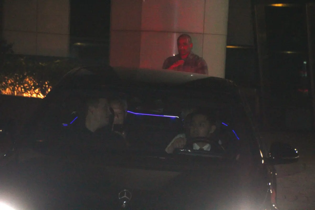 ▲黃仁勳晚間20時30分離開大直張忠謀住所，並未停留。（圖／記者鍾泓良攝影）