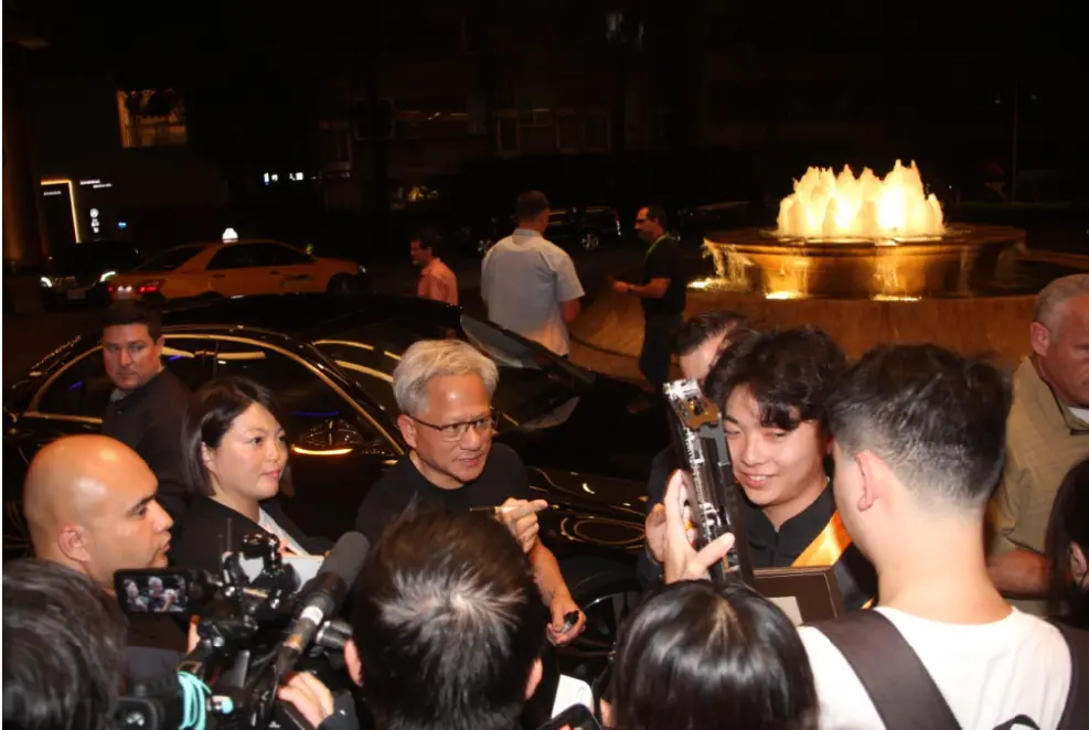 ▲黃仁勳今晚返回東方文華酒店時，媒體採訪提出網路上類似情形，他表示這種行為實在相當糟糕，呼籲大家千萬不要這樣做。（圖／記者鍾泓良攝影）