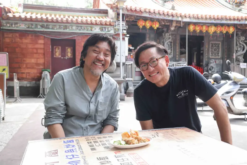 ▲台韓《黑白大廚》正面對決，愛德華．李（左）與國民主廚詹姆士驚喜合體，由詹姆士帶路，帶著愛德華‧李大啖台灣早餐，豐盛菜色愛德華‧李直呼「這是晚餐的份量吧！」（圖／經紀人提供）