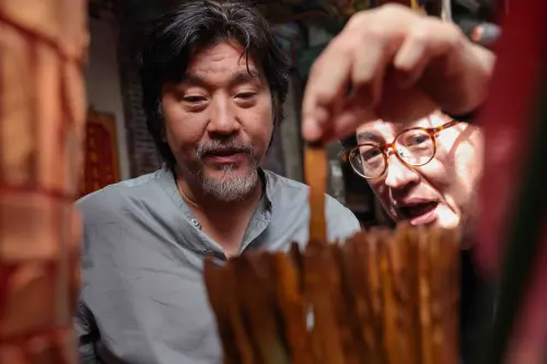 ▲愛德華．李（左）對於台灣美食的傳統文化十分感興趣。（圖／《詹姆士帶你吃出台灣味》提供）