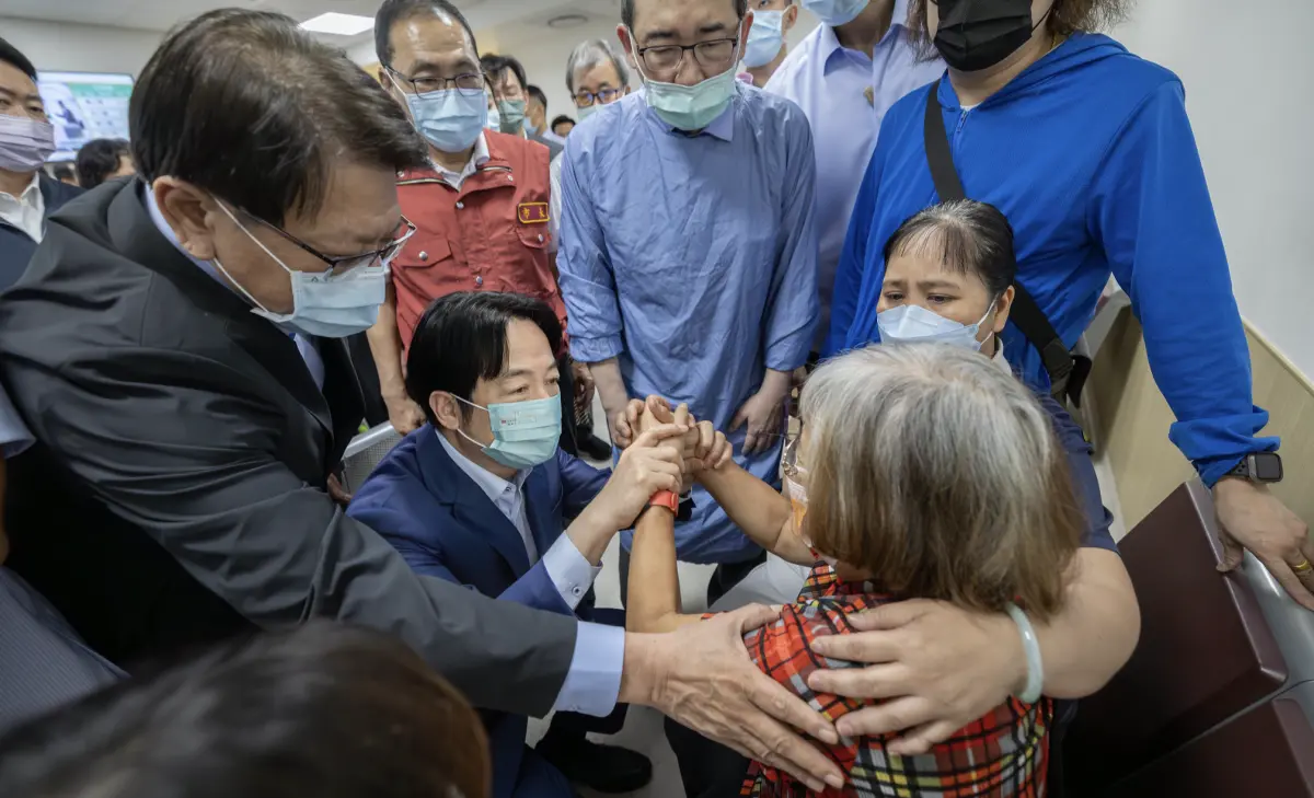 ▲賴清德赴醫院慰問傷者與家屬，蹲地緊握家屬雙手。（圖／總統府提供）