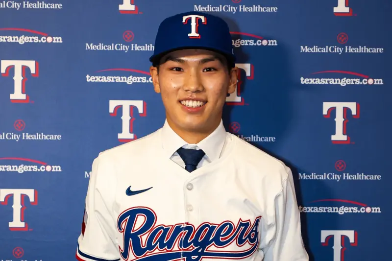 ▲德州遊騎兵隊宣布與韓國18歲高中生選手金聖俊（Kim Sung-jun）簽下小聯盟合約，身份為國際業餘自由球員，預計將於明年1月高中畢業後正式加入球隊。（圖／取自德州遊騎兵X）