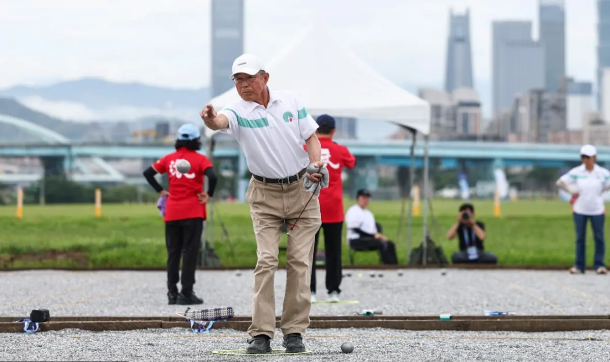 ▲78歲的營造業退休人士康福壽，曾參與辛亥隧道等建設，退休後愛上滾球，今與隊友林鈺圳一同參與在臺北市觀山河濱公園舉行的「2025雙北世界壯年運動會」滾球70歲雙人賽。（圖／世壯運執委會提供）
