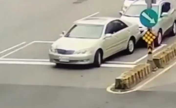 ▲三峽重大車禍余姓駕駛，遭網友質疑事發前在另一個路口倒車時撞到後方車輛卻肇事逃逸，才會加速行駛。（圖／翻攝臉書）