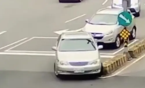 ▲疑似余姓男子的轎車，左轉時先碰撞分隔島。（圖／翻攝臉書）
