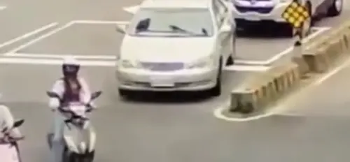 ▲有網友比對出余姓男子前方等待左轉的機車騎士，就是後來在事發路口遭到撞擊的被害人之一。（圖／翻攝臉書）