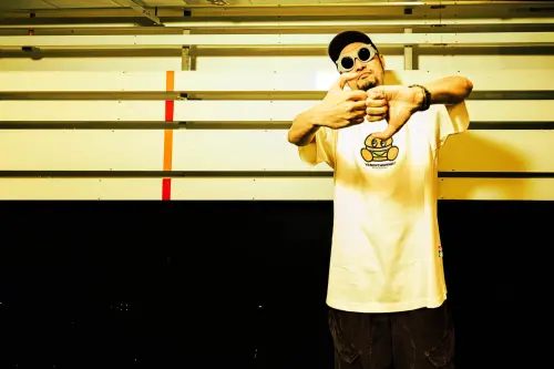 ▲熱狗MC HotDog笑說當兵就像「去遊樂園」。(圖/翻攝自熱狗 MC HotDog臉書) ▲熱狗MC HotDog笑說當兵就像「去遊樂園」。(圖/翻攝自熱狗 MC HotDog臉書)