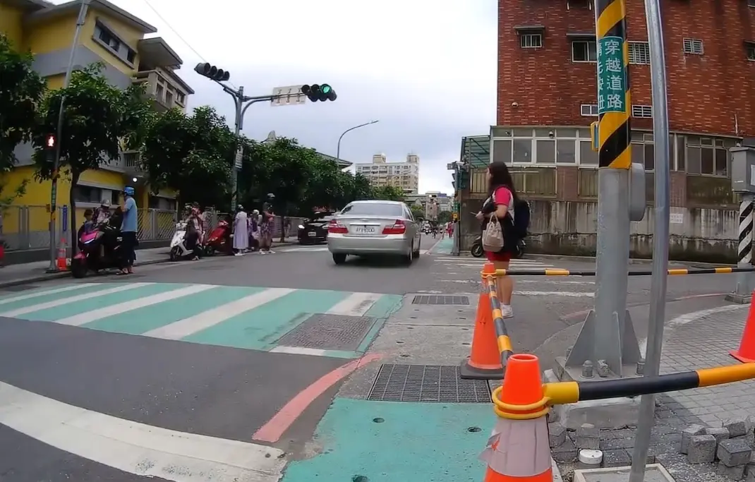 ▲新北市三峽區19日發生嚴重車禍，一名78歲余姓男子自駕小客車暴衝，造成3死12傷的悲劇，一名三峽國中妹妹停在斑馬線前看車子呼嘯而過，差1秒也被撞。（圖/讀者授權提供）