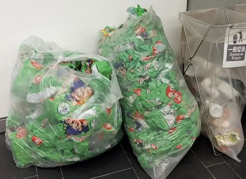 ▲去年電腦展有網友意外發現，在開展期間出現大量綠色乖乖的外包裝。（圖／翻攝路上觀察學院）