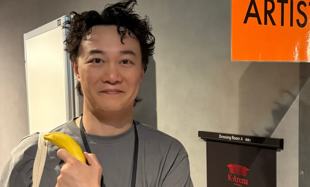 ▲陳奕迅今晚將在高雄巨蛋開唱，昨日傍晚抵達高雄小港機場時，戴著口罩、墨鏡現身，狀態看起來頗健康，陳奕迅在機場還暖心揮手跟粉絲打招呼。（圖／陳奕迅IG）