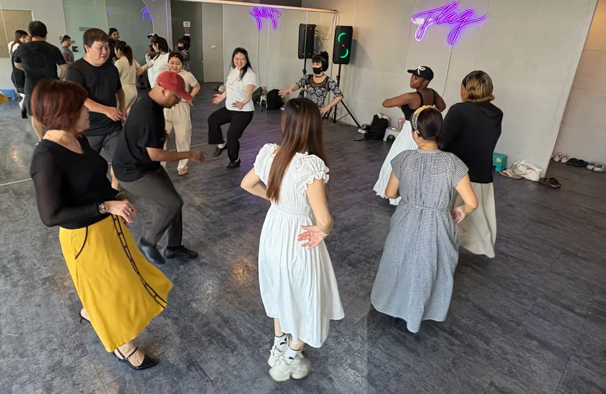 ▲新住民圍成一圈跳《Tangos》體驗佛朗明哥的魅力。（圖／移民署）