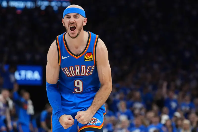 ▲奧克拉荷馬雷霆在主場以125：93橫掃丹佛金塊，以系列賽4：3淘汰衛冕軍，強勢挺進西區冠軍戰，防守悍將「禿曼巴」Alex Caruso被點名是搶七MVP」。（圖／美聯社／達志影像）