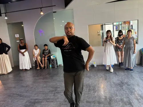 ▲講師Ndumiso(中)示範適合初學者入門的佛朗明哥舞曲《Tangos》。（圖／移民署）