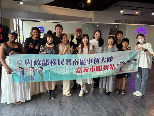 ▲參加民眾開心合影。（圖／移民署）