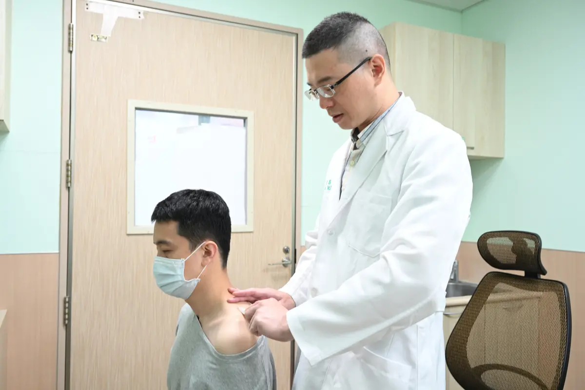 ▲重度3C產品使用族群，出現「烏龜頸」、「富貴包」的症狀，醫評估後，建議採用浮針治療(圖／醫院提供2025.5.20)