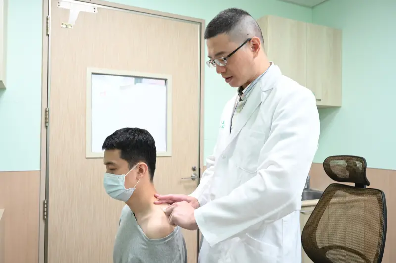 ▲重度3C產品使用族群，出現「烏龜頸」、「富貴包」的症狀，醫評估後，建議採用浮針治療(圖／醫院提供2025.5.20)