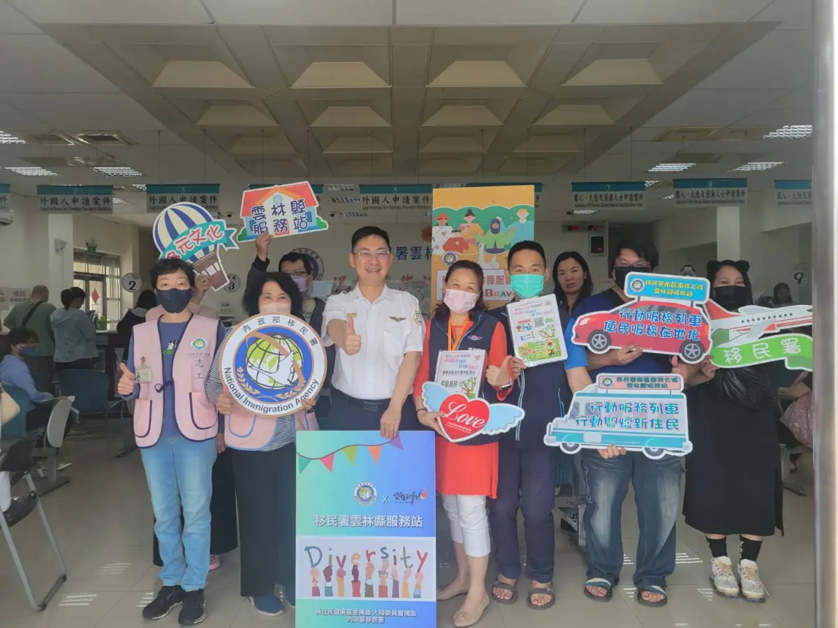 ▲移民署南區事務大隊雲林縣服務站攜手雲林監理站人員向來站辦理居留證的新住民宣導交通安全及提供諮詢服務，傾聽新住民在地需求。（圖／移民署）