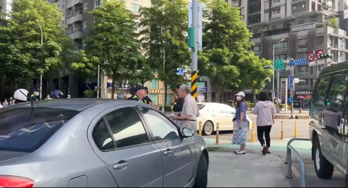 ▲新北市三峽區北大國小校門附近，昨日下午發生嚴重死傷車禍，今日上午又有一輛轎車未聽學校導護攔阻，硬闖路口撞上路邊防撞桿，幸無人傷。（圖／讀者提供）