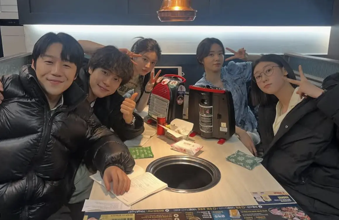 ▲《機智住院醫生生活》完美收官，鄭準元（左1）在劇中飾演的具道元深受觀眾喜愛，IG追蹤人數暴增152倍。（圖／翻攝自鄭準元IG）