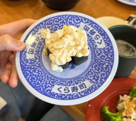 ▲迴轉壽司品項當中，不少都認為點「玉米軍艦壽司」最為虧錢，而日本媒體報導，壽司郎就曾經公開這盤成本率大約只有售價30%。（圖/Threads＠沈）