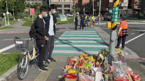 ▲有學生在上學前先到車禍事故現場悼念亡者，更當場為不幸身亡的死者默哀。（圖／記者徐敏娟攝）