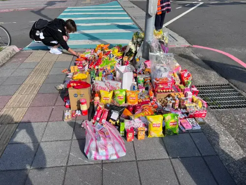 ▲有學生在上學前先到車禍事故現場悼念亡者。（圖／記者徐敏娟攝）