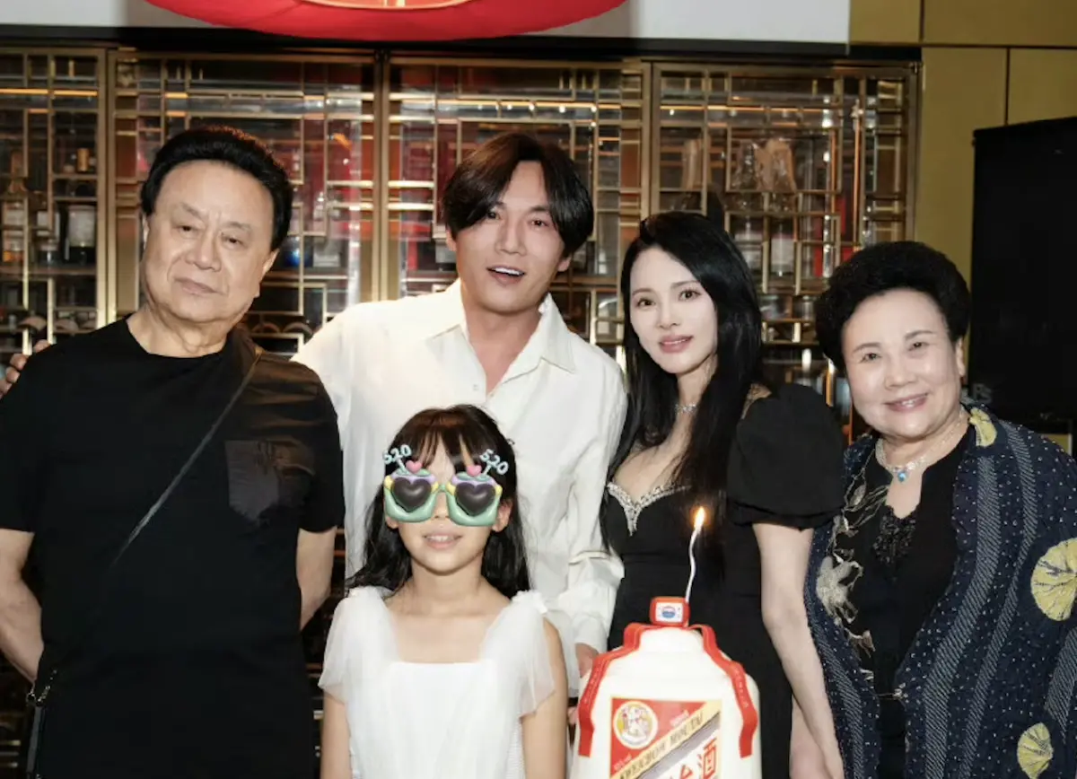 ▲伊能靜（右2）和婆婆章宏（右1）情如親母女，章宏的高情商讓許多觀眾都佩服。（圖／翻攝自伊能靜微博）