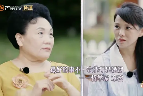 ▲章宏(左)在《婆婆和媽媽》中狂噴金句,惹哭伊能靜。(圖/翻攝自YouTube 湖南衛視) ▲章宏(左)在《婆婆和媽媽》中狂噴金句,惹哭伊能靜。(圖/翻攝自YouTube 湖南衛視)
