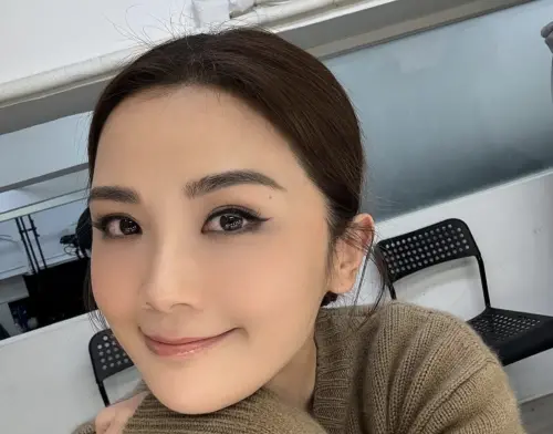 ▲阿Sa今年42歲，仍有凍齡的青春感，感情發展一直受到外界的關注。（圖／摘自IG）