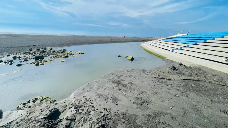 ▲完工後的大安海水浴場看似安全，卻潛藏傷人危機。（圖／台中市議員王立任提供，2025.05.20）