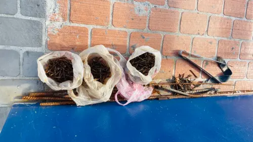 包商棄置鐵釘!大安海水浴場成「殺人海域」 ▲大安海水浴場平台旁,擺著一包包裝滿生鏽鐵釘的袋子。(圖/台中市議員王立任提供,2025.05.20)