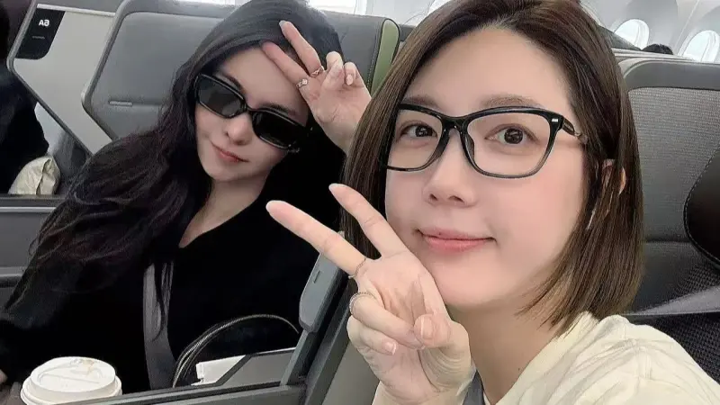 ▲李毓芬（左）今年悄悄迎來40歲生日，而她鮮少出現在螢光幕前，距離上一次出席公開活動已是5年前，近日，宋米秦（右）曝光李毓芬近況，兩人一同飛往日本朝聖GD演唱會。（圖／宋米秦臉書）