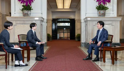 ▲日本國民男團「嵐」成員櫻井翔（左）驚喜同框總統賴清德（右），引發台、日網路熱議。（圖／總統府提供）