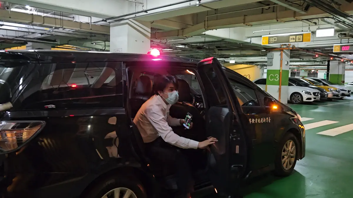 ▲新北地檢署到亞東醫院相驗三峽車禍洪姓死者。（圖／記者劉松霖攝）