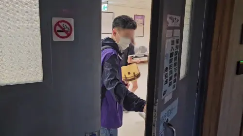 三峽車禍死者唯一家長!小孩永遠等不到媽媽接送 ▲三峽車禍死者洪姓女子還沒接到小孩就遭撞身亡,親友會同檢警相驗。(圖/記者劉松霖攝)