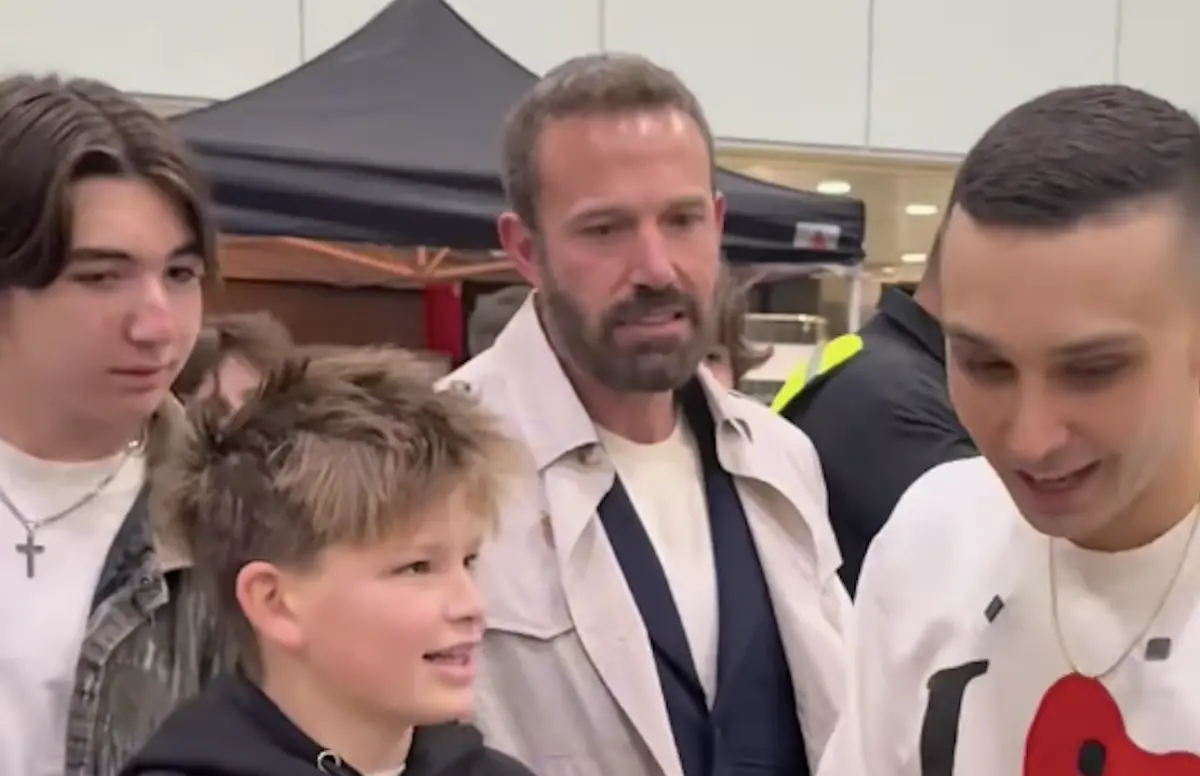 ▲班·艾佛列克（右2）的兒子（左2）看上一雙6000元美金的潮牌鞋，他第一反應就是「太貴了」。（圖／翻攝自IG gotsole）