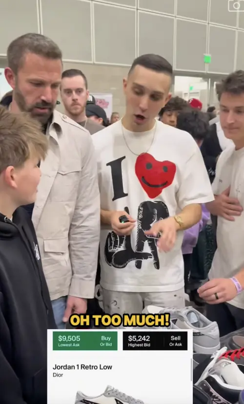 ▲班艾佛列克(左2)認為兒子不需要一雙6000美元的球鞋。(圖/翻攝自IG gotsole) ▲班艾佛列克(左2)認為兒子不需要一雙6000美元的球鞋。(圖/翻攝自IG gotsole)