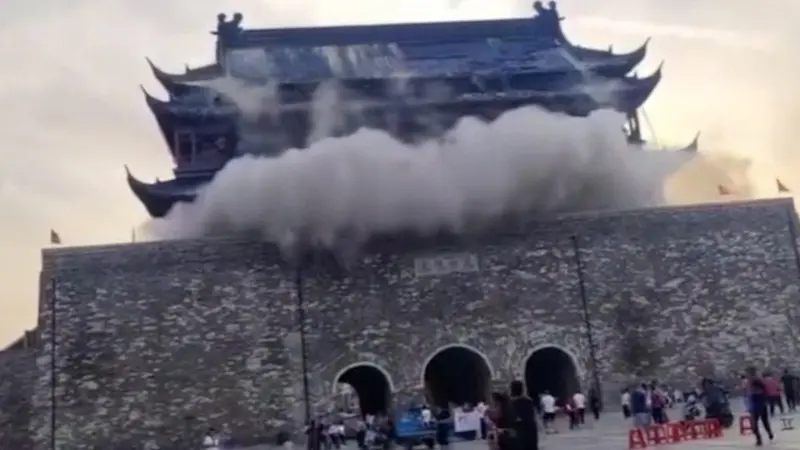 ▲位於中國安徽省、具有近700年歷史的古蹟「明中都鼓樓」，19日驚傳發生屋頂瓦片「整片崩落」的驚悚事故，差點砸傷路人。（圖／截取自影片）